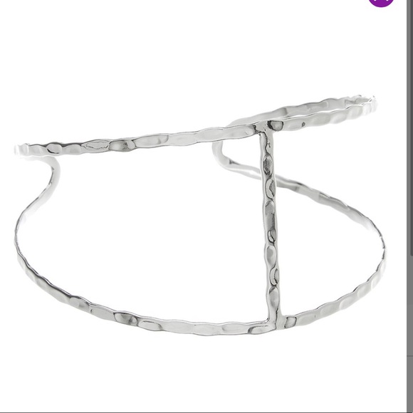 Moda Designs- Silver flexible bar cuff w/hammered finish design-Eye catcher! NWT - Picture 1 of 2